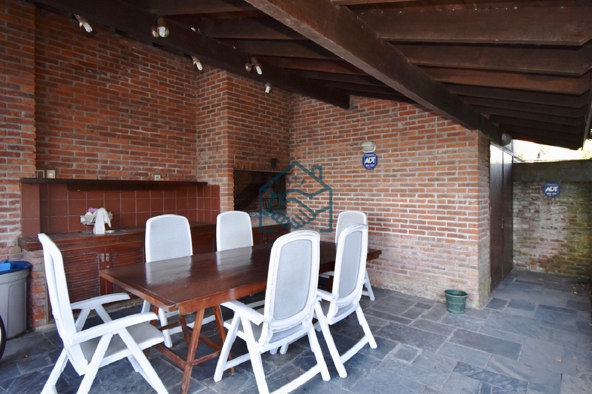 Casa ID.1472/Excelente-Casa-de-4-Dormitorios-en-Playa-Mansa---Punta-del-Este - Excelente Casa de 4 Dormitorios en Playa Mansa - Punta del Este