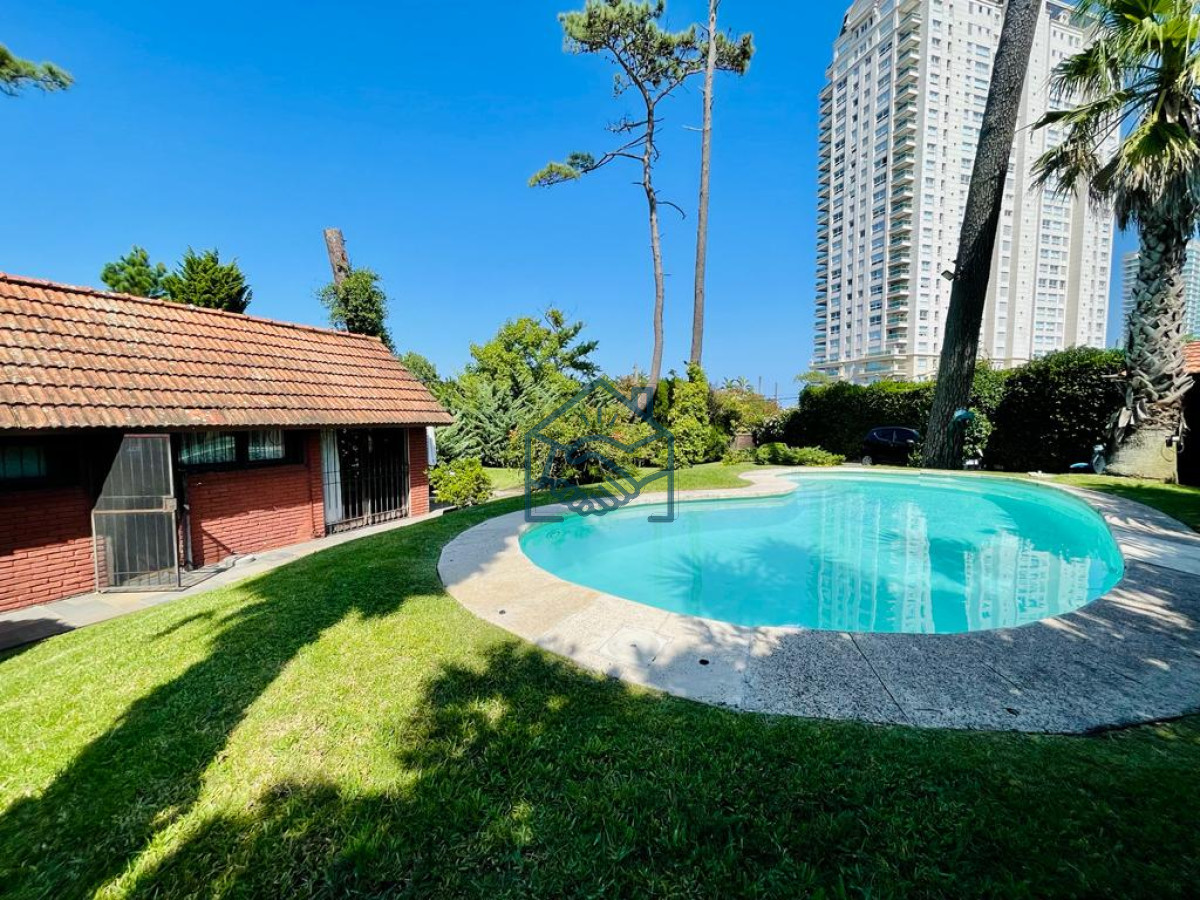 Casa ID.1472/Excelente-Casa-de-4-Dormitorios-en-Playa-Mansa---Punta-del-Este - Excelente Casa de 4 Dormitorios en Playa Mansa - Punta del Este