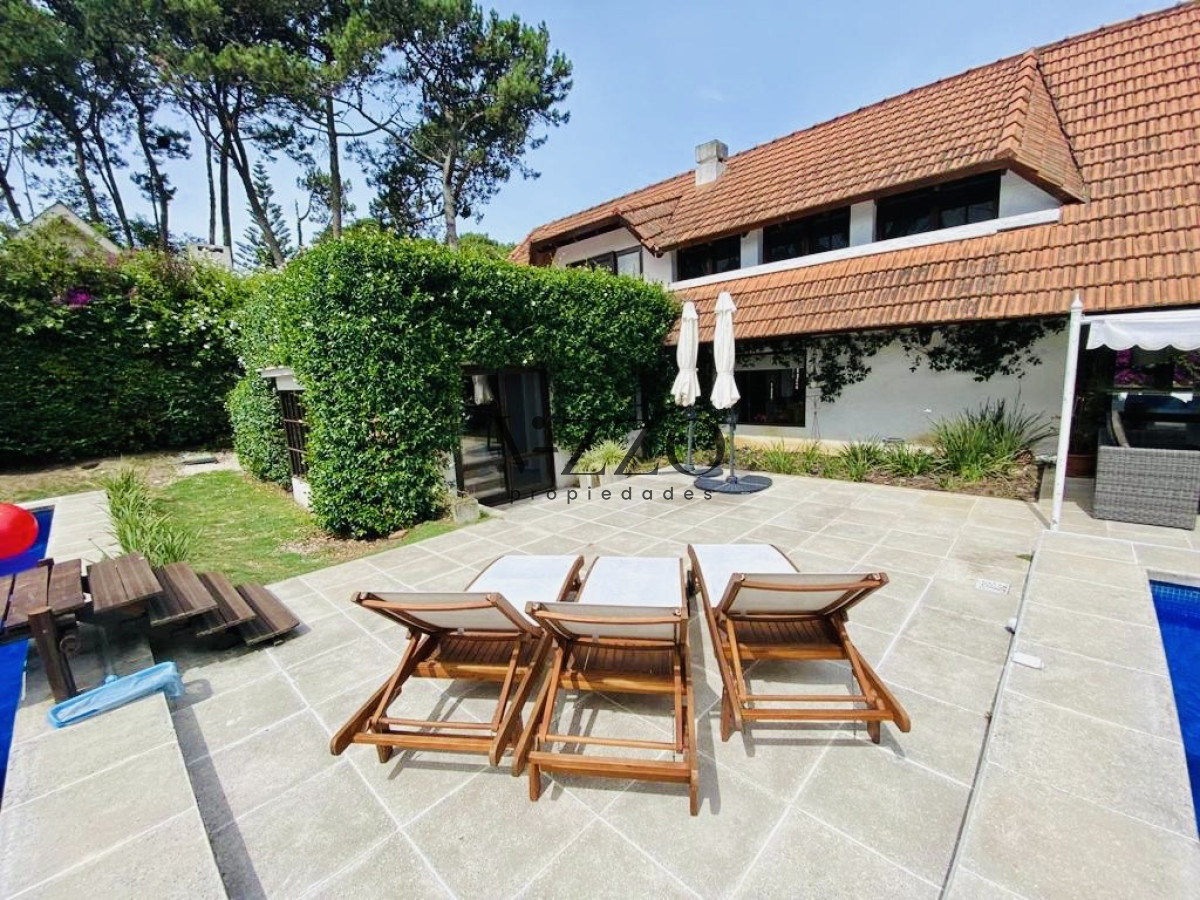 Casa ID.494/Cómoda-Casa-de-5-Dormitorios-y-Piscina-Climatizada-en-Punta-del-Este - Cómoda Casa de 5 Dormitorios y Piscina Climatizada en Punta del Este