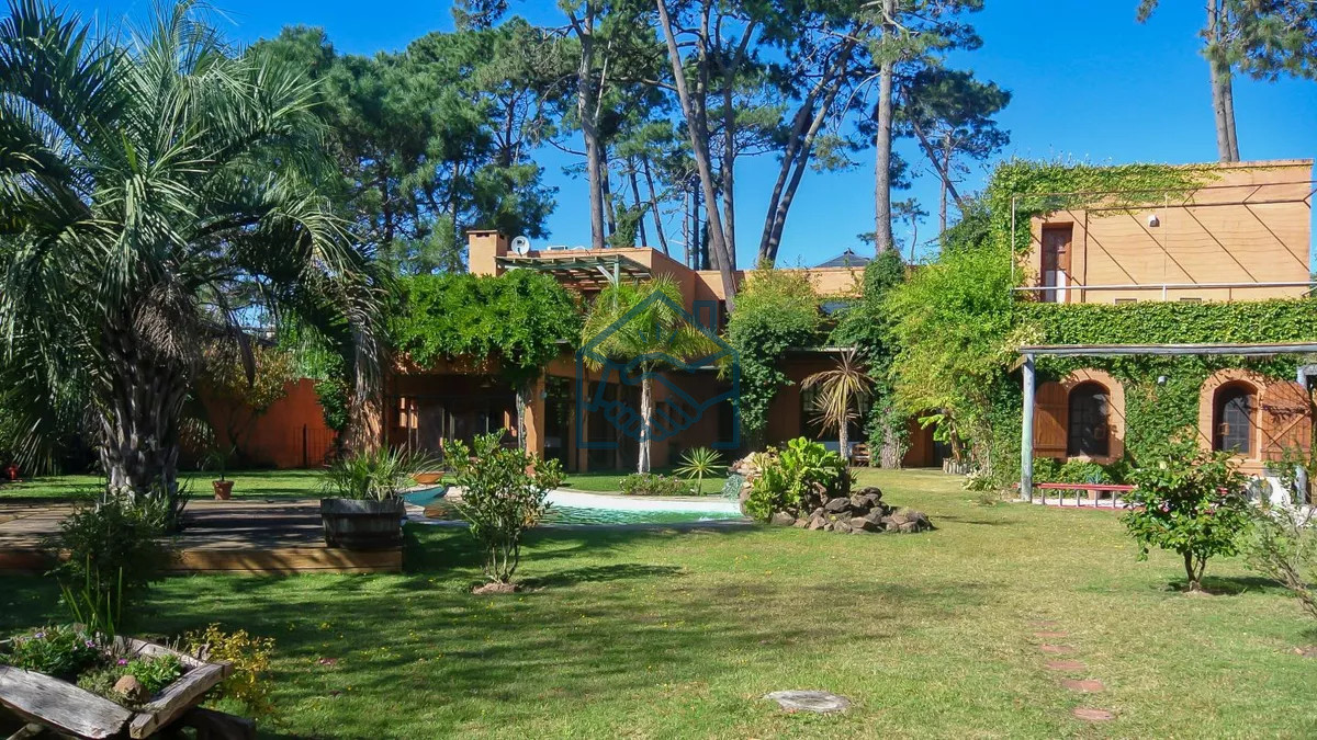 Casa ID.1468/Excelente-Casa-de-5-Dormitorios,-Piscina-y-Barbacoa-en-Barrio-Privado,-Punta-del-Este - Excelente Casa de 5 Dormitorios, Piscina y Barbacoa en Barrio Privado, Punta del Este