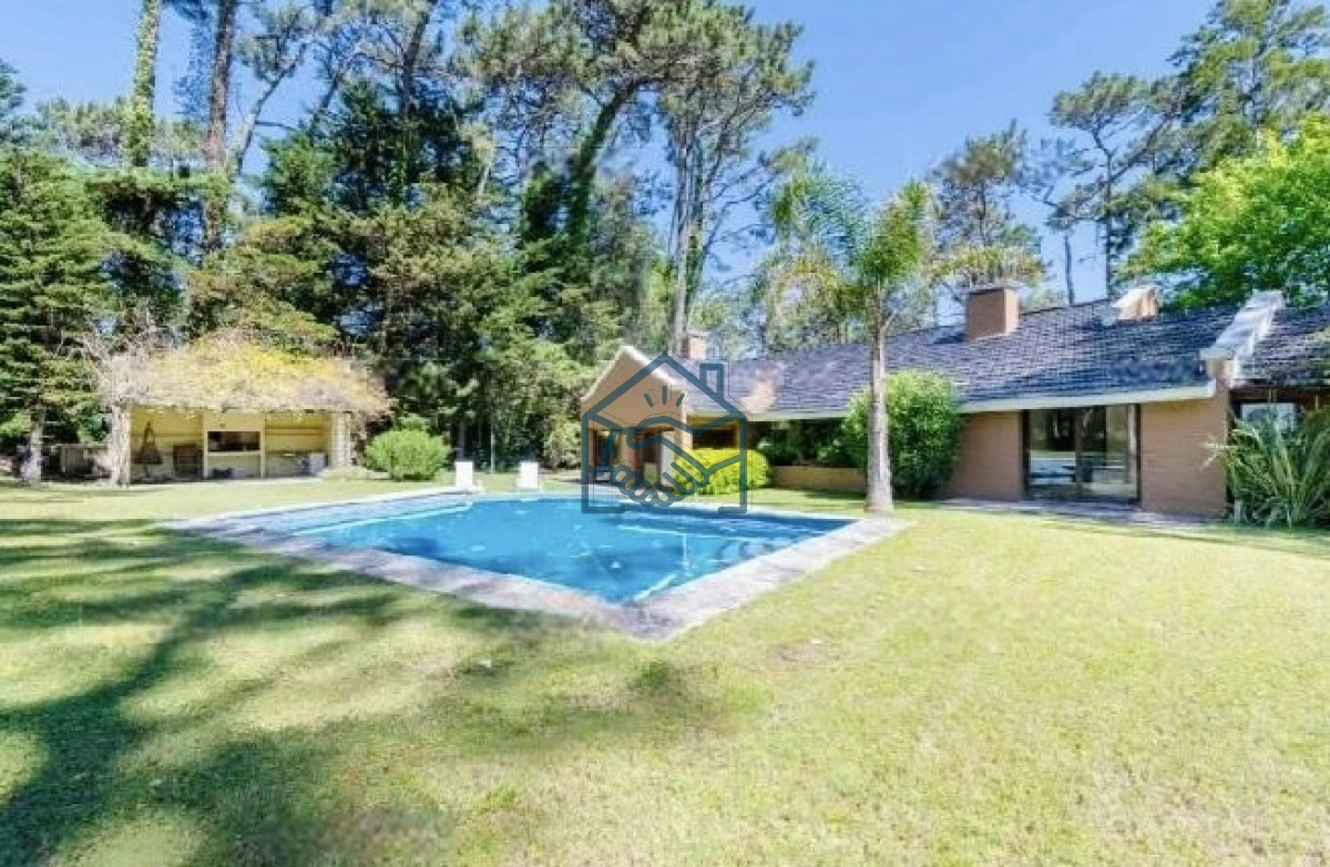 Casa ID.654/Excelente-Casa-de-4-Dormitorios,-Piscina-y-Parrillero-en-San-Rafael- - Excelente Casa de 4 Dormitorios, Piscina y Parrillero en San Rafael 