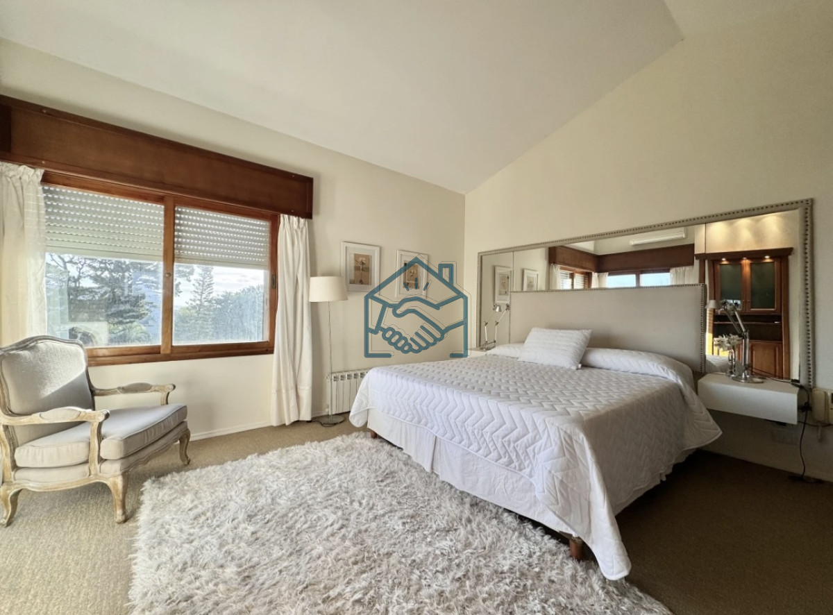 Casa ID.1506/Moderna-Casa-de-4-Dormitorios-en-Playa-Mansa-a-150-metros-del-Mar - Moderna Casa de 4 Dormitorios en Playa Mansa a 150 metros del Mar