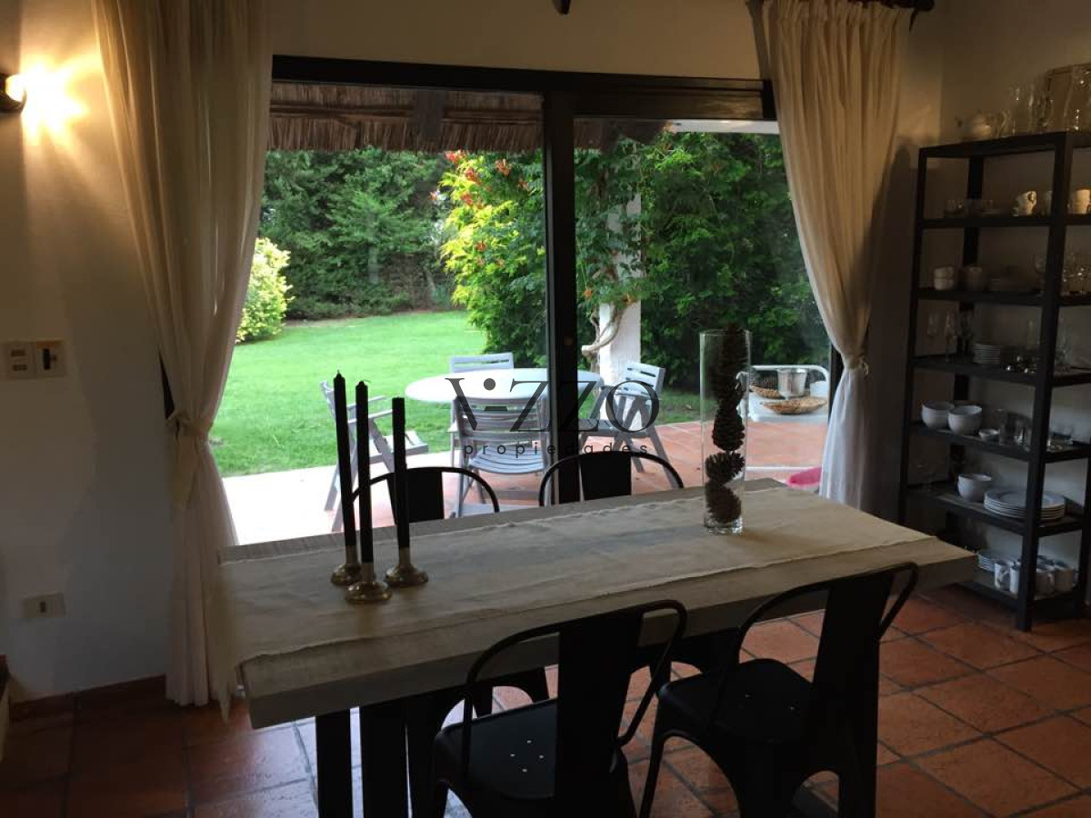 Casa ID.1112/Casa-de-3-Dormitorios-y-Piscina-en-Alquiler-Anual,-Rincón-del-Indio - Casa de 3 Dormitorios y Piscina en Alquiler Anual, Rincón del Indio