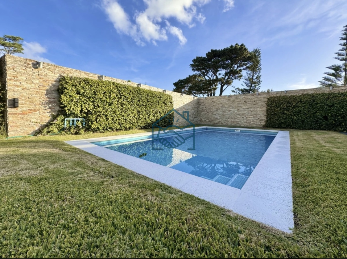 Casa ID.1506/Moderna-Casa-de-4-Dormitorios-en-Playa-Mansa-a-150-metros-del-Mar - Moderna Casa de 4 Dormitorios en Playa Mansa a 150 metros del Mar