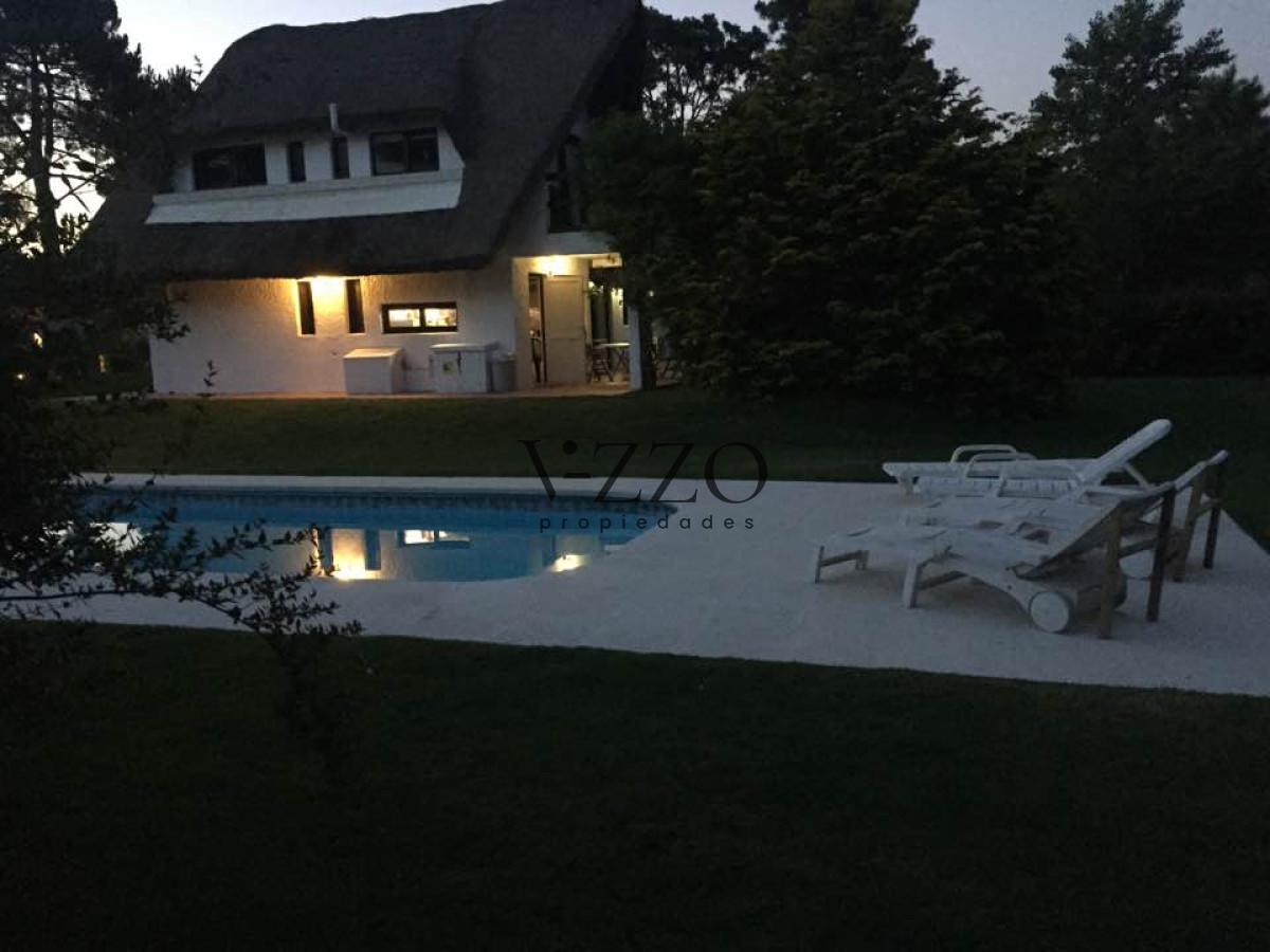 Casa ID.1112/Casa-de-3-Dormitorios-y-Piscina-en-Alquiler-Anual,-Rincón-del-Indio - Casa de 3 Dormitorios y Piscina en Alquiler Anual, Rincón del Indio