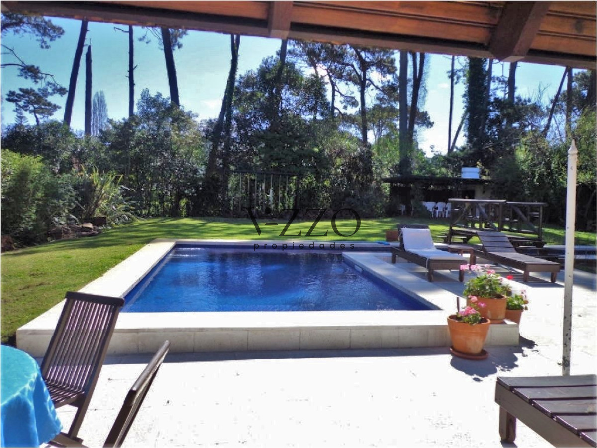 Casa ID.494/Cómoda-Casa-de-5-Dormitorios-y-Piscina-Climatizada-en-Punta-del-Este - Cómoda Casa de 5 Dormitorios y Piscina Climatizada en Punta del Este