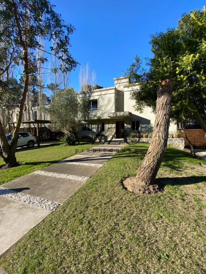 Casa ID.1090/Venta-y-alquiler-de-maravillosa-casa-de-cuatro-dormitorios-en-barrio-privado,-Playa-Brava,-Punta-del-Este - Venta y alquiler de maravillosa casa de cuatro dormitorios en barrio privado, Playa Brava, Punta del Este