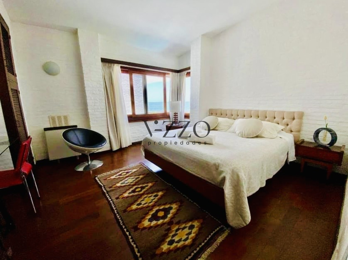 Casa ID.663/Gran-Casa-en-Venta-sobre-el-Mar-de-5-Dormitorios-y-Dependencia-en-Península,-Punta-del-Este - Gran Casa en Venta sobre el Mar de 5 Dormitorios y Dependencia en Península, Punta del Este