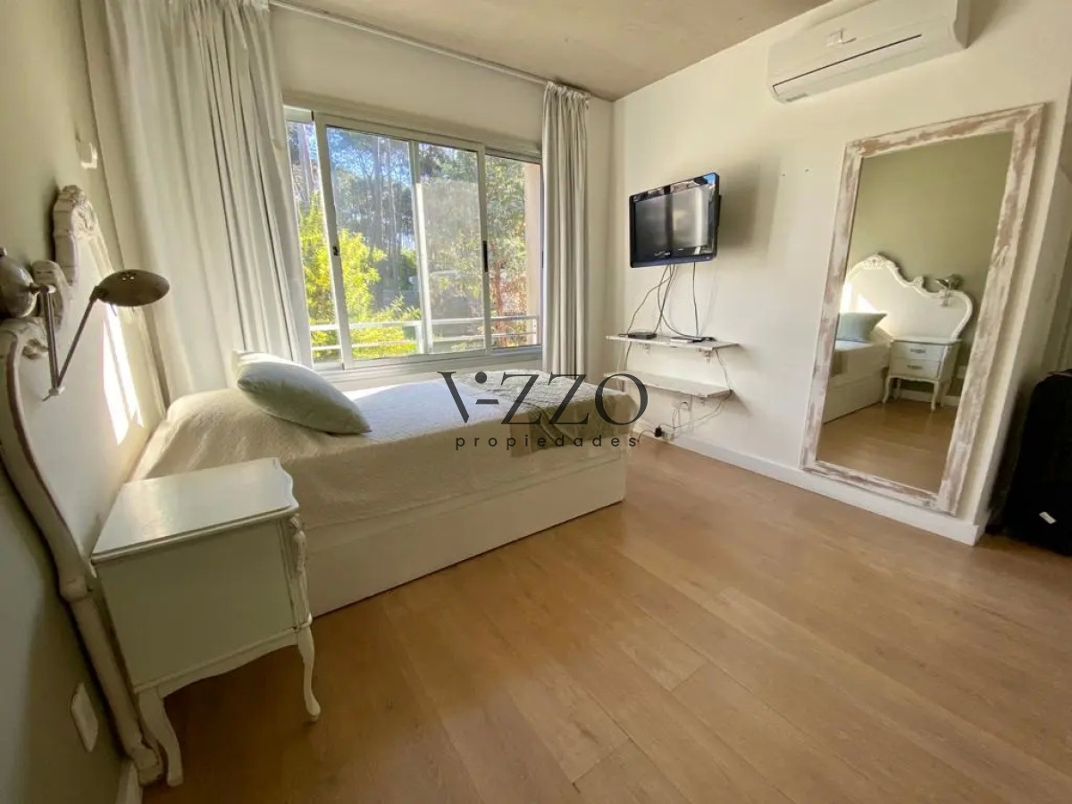 Casa ID.1090/Venta-y-alquiler-de-maravillosa-casa-de-cuatro-dormitorios-en-barrio-privado,-Playa-Brava,-Punta-del-Este - Venta y alquiler de maravillosa casa de cuatro dormitorios en barrio privado, Playa Brava, Punta del Este
