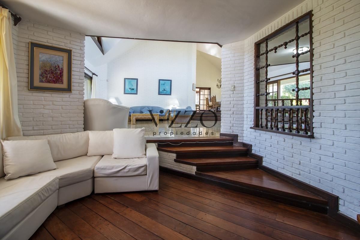 Casa ID.652/Venta-de-Casa-de-4-Dormitorios-y-Piscina-con-gran-parque-en-Playa-Mansa,-Punta-del-Este - Venta de Casa de 4 Dormitorios y Piscina con gran parque en Playa Mansa, Punta del Este