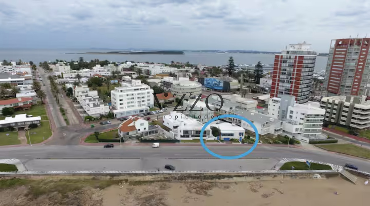 Casa ID.663/Gran-Casa-en-Venta-sobre-el-Mar-de-5-Dormitorios-y-Dependencia-en-Península,-Punta-del-Este - Gran Casa en Venta sobre el Mar de 5 Dormitorios y Dependencia en Península, Punta del Este