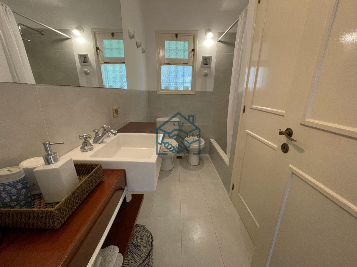 Casa ID.513/Venta-de-casa-amplia-de-construcción-sólida-sobre-primera-fila-de-Mar-en-La-Juanita,-José-Ignacio - Venta de casa amplia de construcción sólida sobre primera fila de Mar en La Juanita, José Ignacio