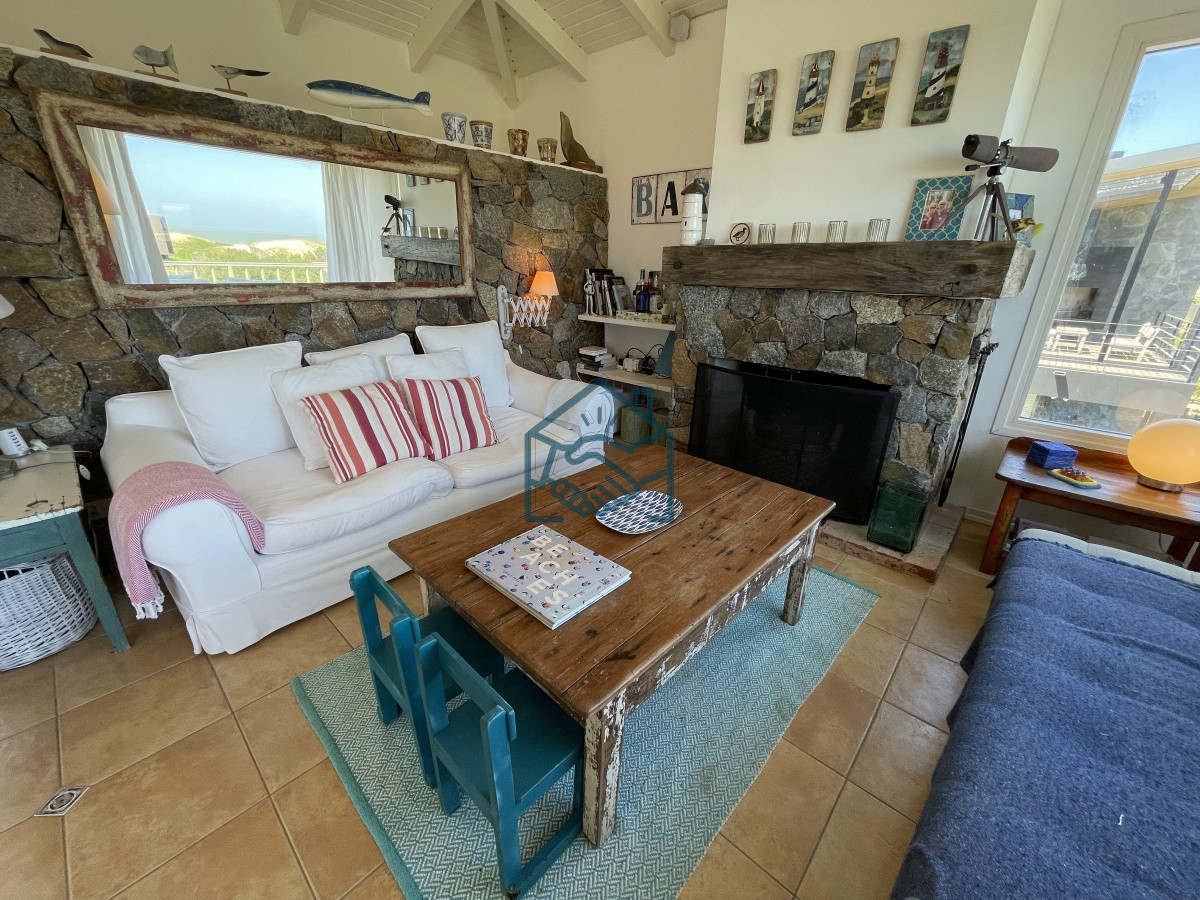 Casa ID.513/Venta-de-casa-amplia-de-construcción-sólida-sobre-primera-fila-de-Mar-en-La-Juanita,-José-Ignacio - Venta de casa amplia de construcción sólida sobre primera fila de Mar en La Juanita, José Ignacio