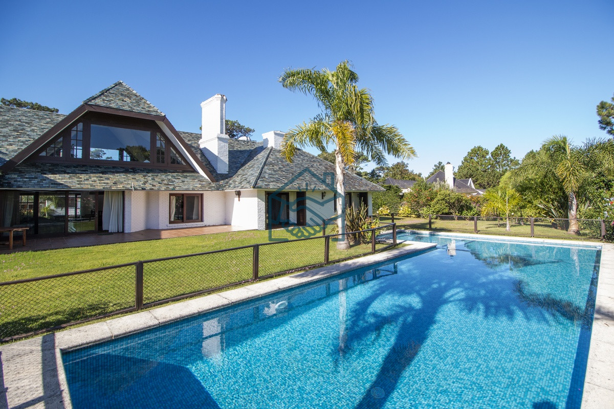 Casa ID.652/Venta-de-Casa-de-4-Dormitorios-y-Piscina-con-gran-parque-en-Playa-Mansa,-Punta-del-Este - Venta de Casa de 4 Dormitorios y Piscina con gran parque en Playa Mansa, Punta del Este