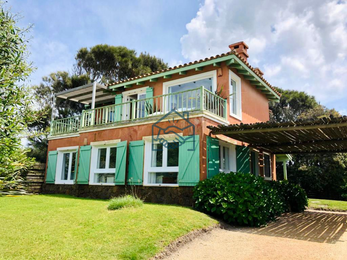 Casa ID.513/Venta-de-casa-amplia-de-construcción-sólida-sobre-primera-fila-de-Mar-en-La-Juanita,-José-Ignacio - Venta de casa amplia de construcción sólida sobre primera fila de Mar en La Juanita, José Ignacio