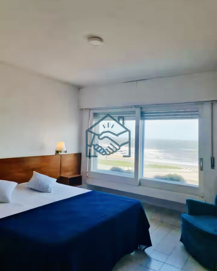 Casa ID.663/Gran-Casa-en-Venta-sobre-el-Mar-de-5-Dormitorios-y-Dependencia-en-Península,-Punta-del-Este - Gran Casa en Venta sobre el Mar de 5 Dormitorios y Dependencia en Península, Punta del Este