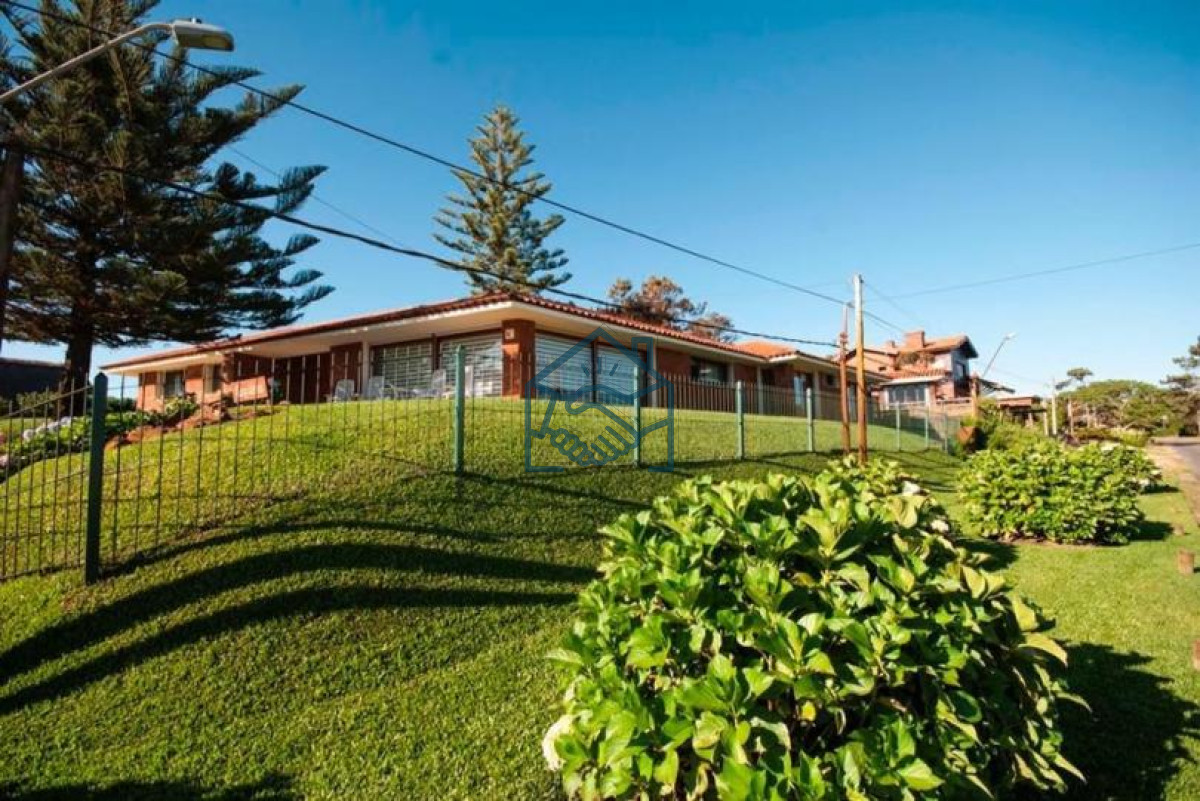 Casa ID.492/Excelente-Casa-de-4-Dormitorios-y-Piscina-a-una-Cuadra-del-Mar- - Excelente Casa de 4 Dormitorios y Piscina a una Cuadra del Mar 