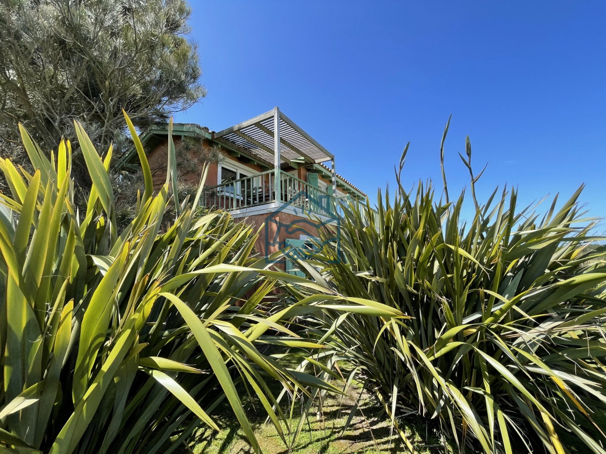 Casa ID.513/Venta-de-casa-amplia-de-construcción-sólida-sobre-primera-fila-de-Mar-en-La-Juanita,-José-Ignacio - Venta de casa amplia de construcción sólida sobre primera fila de Mar en La Juanita, José Ignacio
