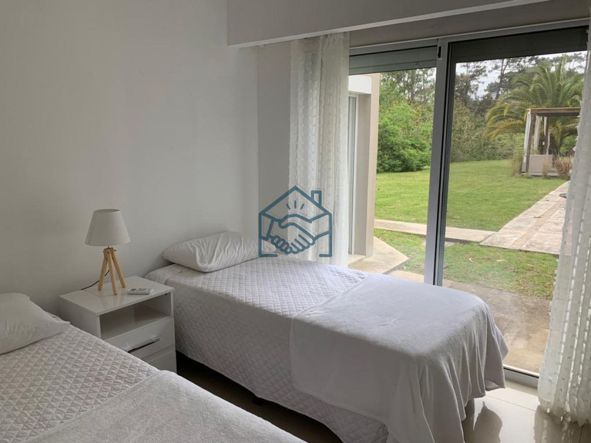 Casa ID.567/Moderna-Casa-de-4-Dormitorios-en-el-Golf---Punta-del-Este - Moderna Casa de 4 Dormitorios en el Golf - Punta del Este
