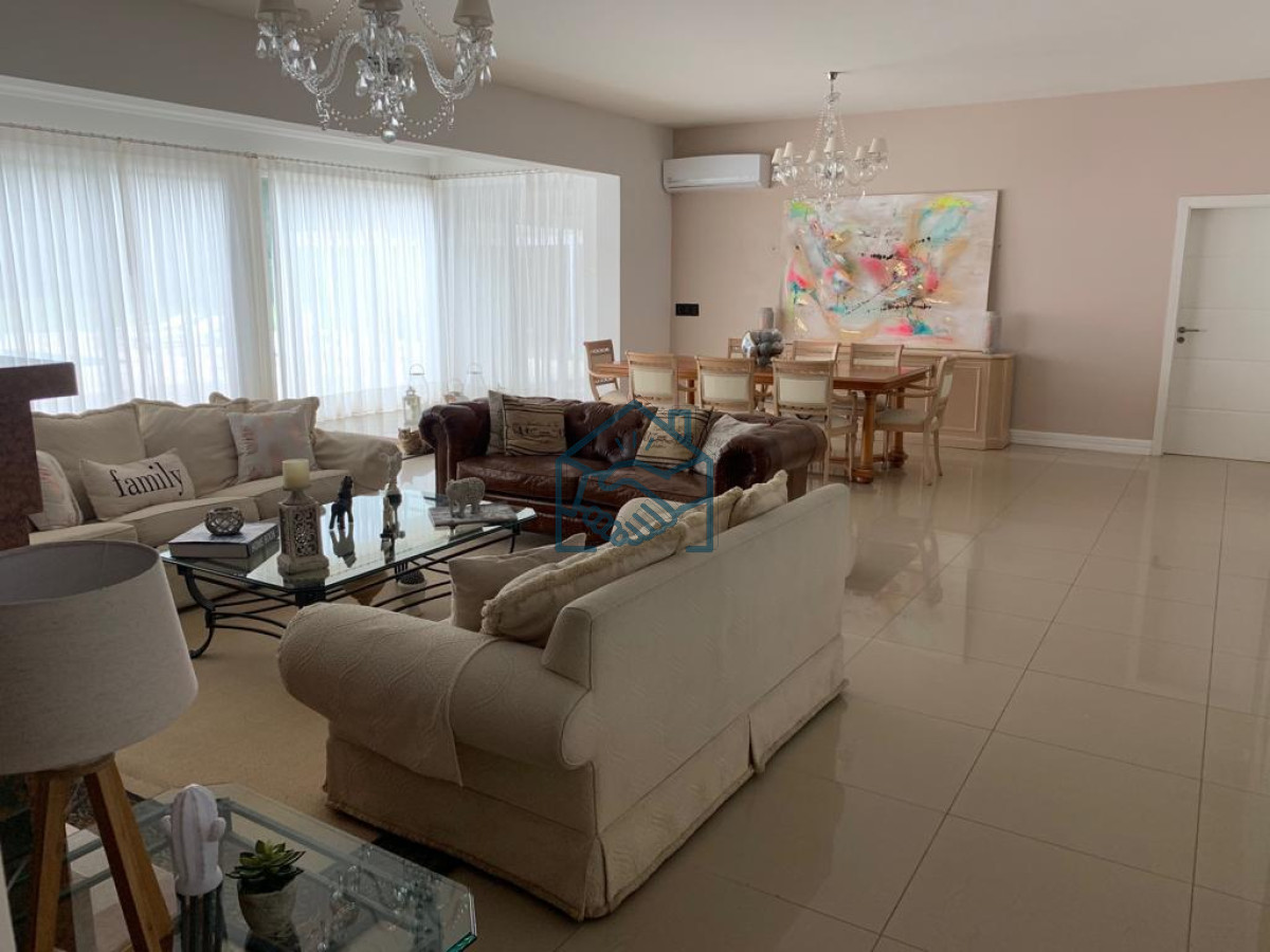 Casa ID.567/Moderna-Casa-de-4-Dormitorios-en-el-Golf---Punta-del-Este - Moderna Casa de 4 Dormitorios en el Golf - Punta del Este