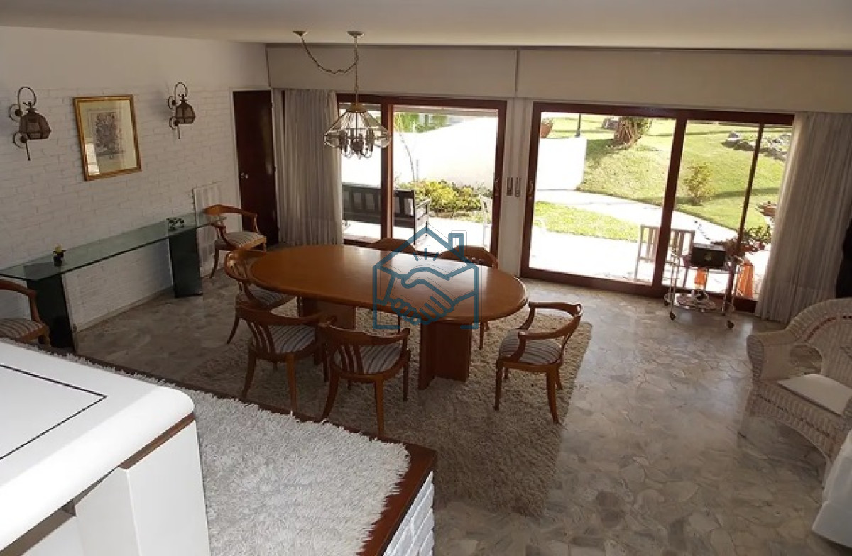 Casa ID.618/Excelente-Casa-de-4-Dormitorios-con-Piscina-en-Playa-Mansa,-Venta - Excelente Casa de 4 Dormitorios con Piscina en Playa Mansa, Venta