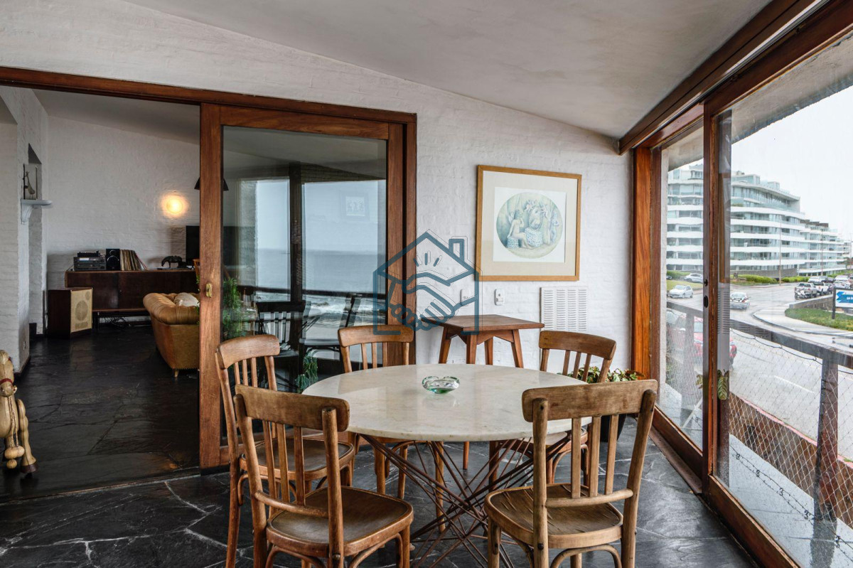 Casa ID.663/Gran-Casa-en-Venta-sobre-el-Mar-de-5-Dormitorios-y-Dependencia-en-Península,-Punta-del-Este - Gran Casa en Venta sobre el Mar de 5 Dormitorios y Dependencia en Península, Punta del Este