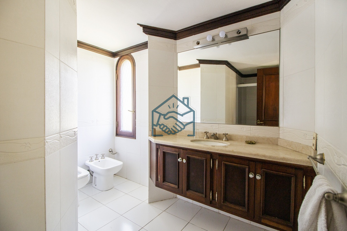 Casa ID.652/Venta-de-Casa-de-4-Dormitorios-y-Piscina-con-gran-parque-en-Playa-Mansa,-Punta-del-Este - Venta de Casa de 4 Dormitorios y Piscina con gran parque en Playa Mansa, Punta del Este