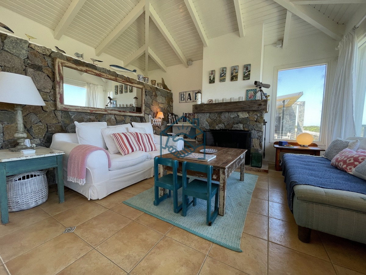 Casa ID.513/Venta-de-casa-amplia-de-construcción-sólida-sobre-primera-fila-de-Mar-en-La-Juanita,-José-Ignacio - Venta de casa amplia de construcción sólida sobre primera fila de Mar en La Juanita, José Ignacio