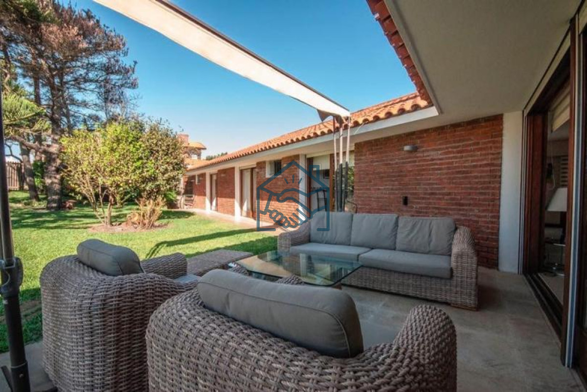 Casa ID.492/Excelente-Casa-de-4-Dormitorios-y-Piscina-a-una-Cuadra-del-Mar- - Excelente Casa de 4 Dormitorios y Piscina a una Cuadra del Mar 
