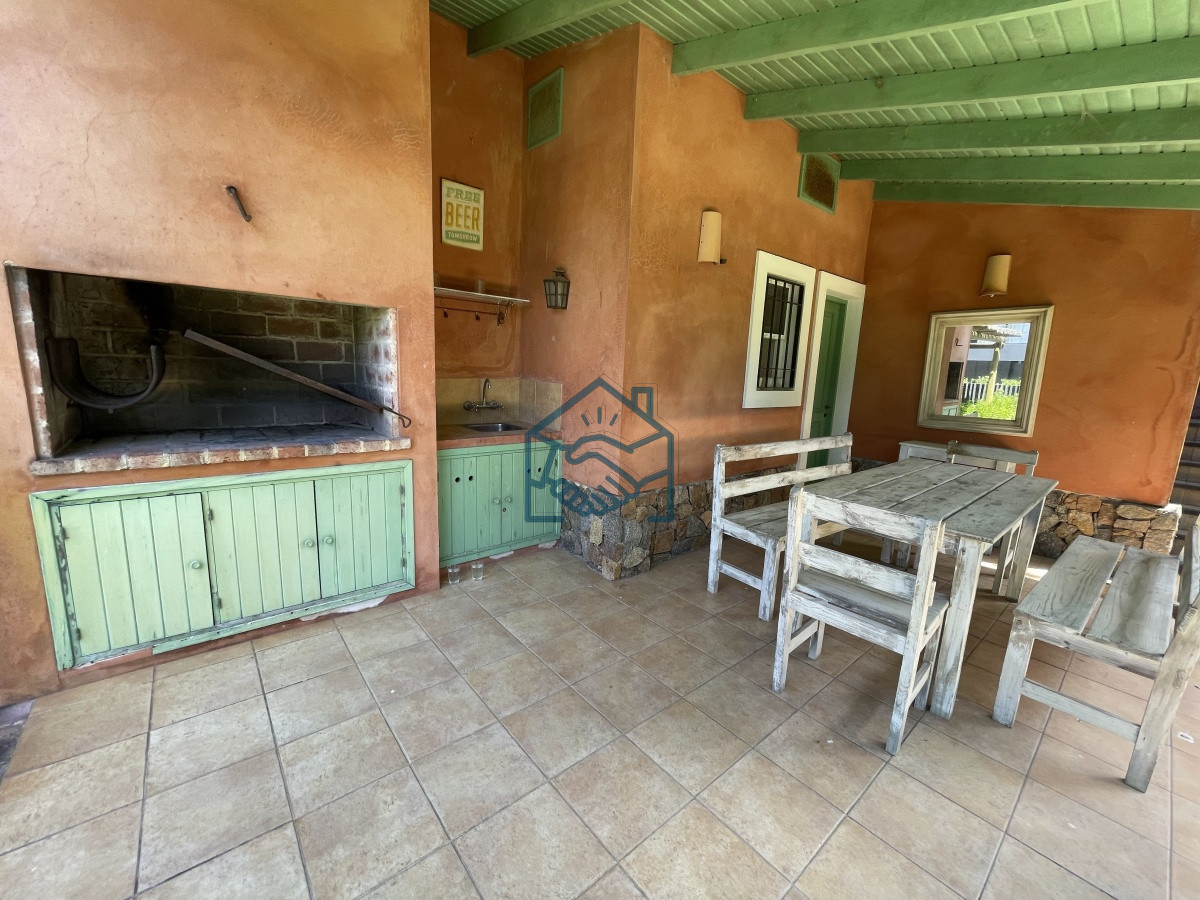 Casa ID.513/Venta-de-casa-amplia-de-construcción-sólida-sobre-primera-fila-de-Mar-en-La-Juanita,-José-Ignacio - Venta de casa amplia de construcción sólida sobre primera fila de Mar en La Juanita, José Ignacio