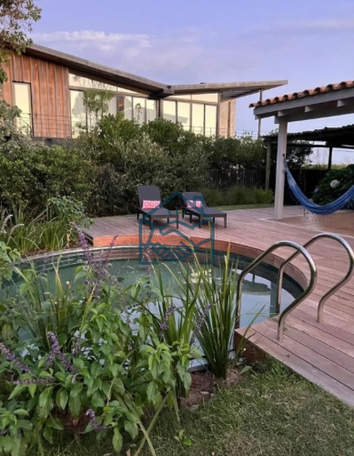 Casa ID.513/Venta-de-casa-amplia-de-construcción-sólida-sobre-primera-fila-de-Mar-en-La-Juanita,-José-Ignacio - Venta de casa amplia de construcción sólida sobre primera fila de Mar en La Juanita, José Ignacio