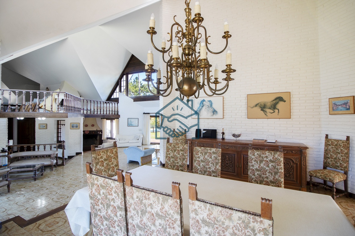 Casa ID.652/Venta-de-Casa-de-4-Dormitorios-y-Piscina-con-gran-parque-en-Playa-Mansa,-Punta-del-Este - Venta de Casa de 4 Dormitorios y Piscina con gran parque en Playa Mansa, Punta del Este
