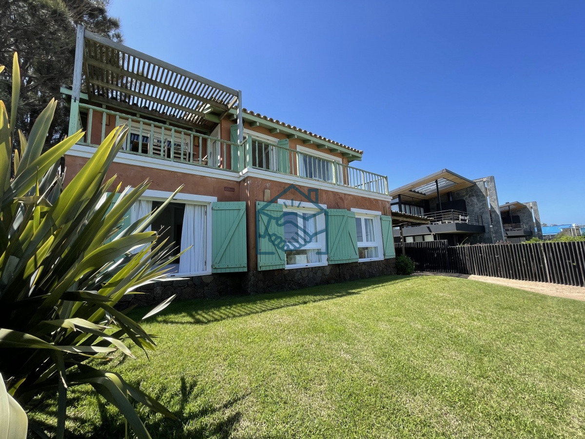 Casa ID.513/Venta-de-casa-amplia-de-construcción-sólida-sobre-primera-fila-de-Mar-en-La-Juanita,-José-Ignacio - Venta de casa amplia de construcción sólida sobre primera fila de Mar en La Juanita, José Ignacio