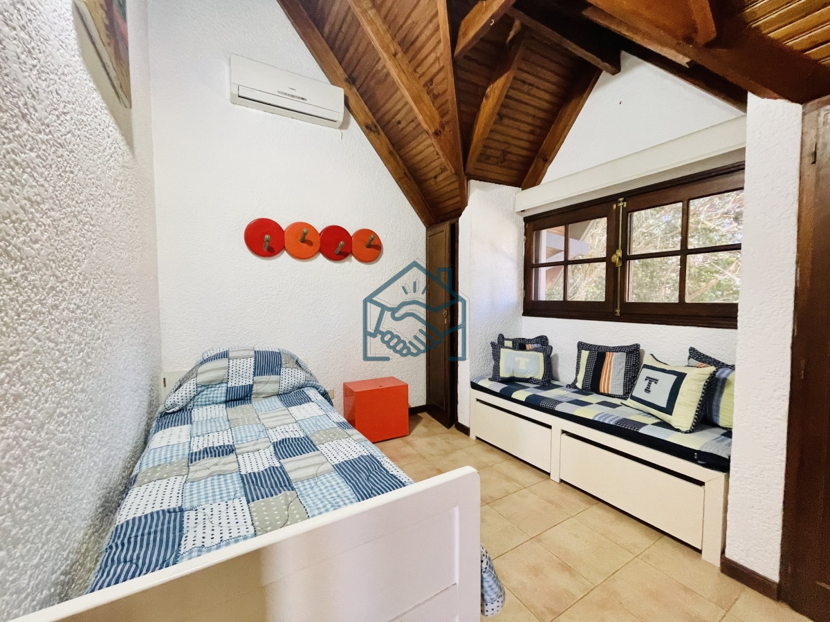 Casa ID.494/Cómoda-Casa-de-5-Dormitorios-y-Piscina-Climatizada-en-Punta-del-Este - Cómoda Casa de 5 Dormitorios y Piscina Climatizada en Punta del Este