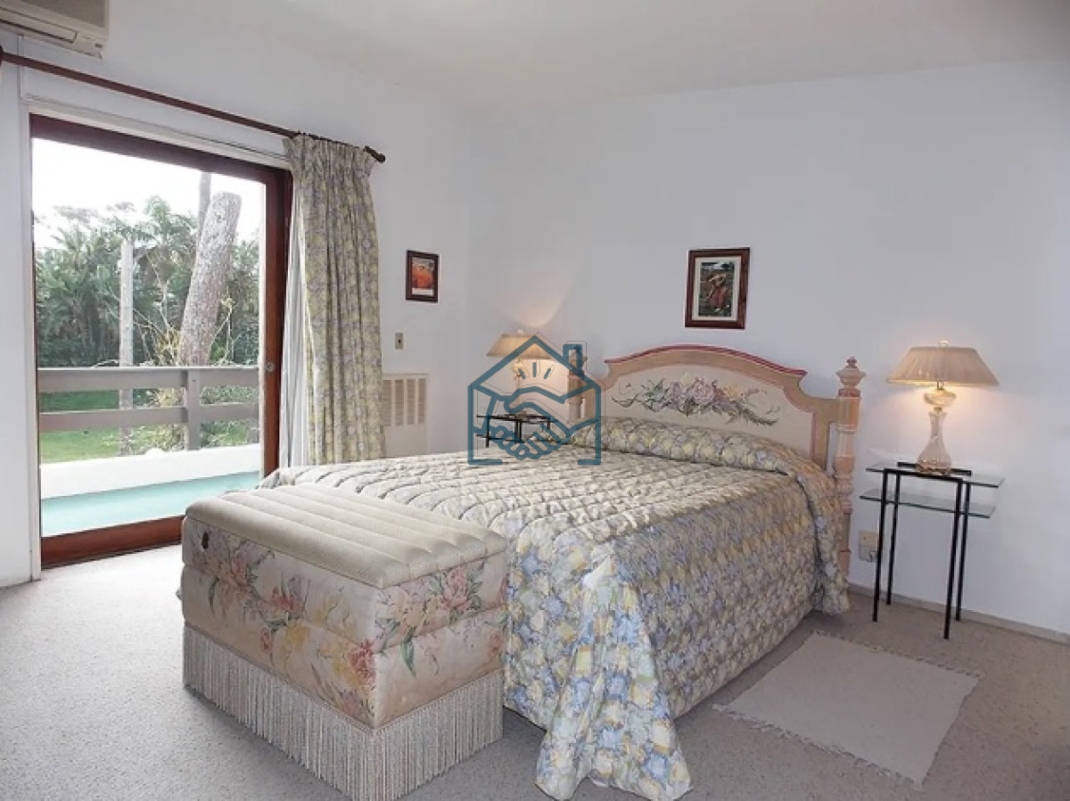 Casa ID.618/Excelente-Casa-de-4-Dormitorios-con-Piscina-en-Playa-Mansa,-Venta - Excelente Casa de 4 Dormitorios con Piscina en Playa Mansa, Venta