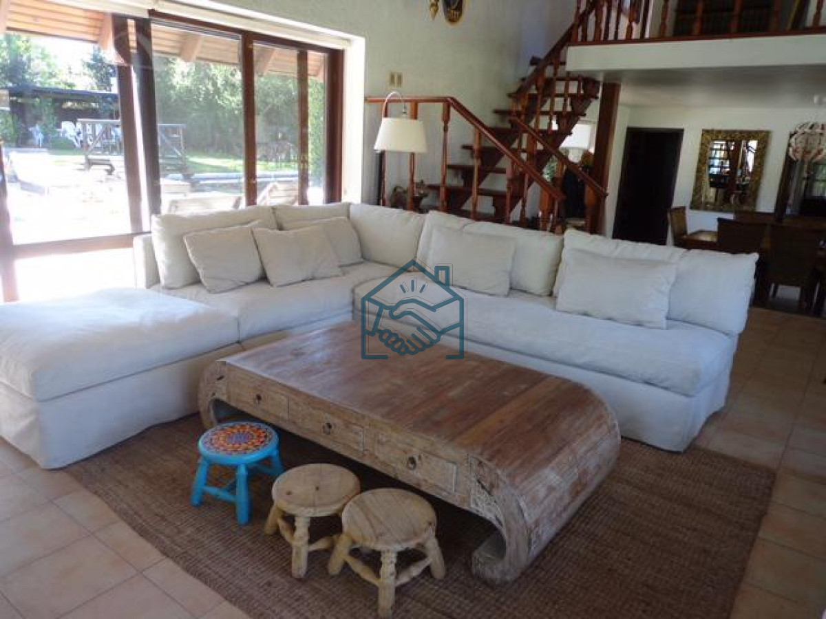 Casa ID.494/Cómoda-Casa-de-5-Dormitorios-y-Piscina-Climatizada-en-Punta-del-Este - Cómoda Casa de 5 Dormitorios y Piscina Climatizada en Punta del Este