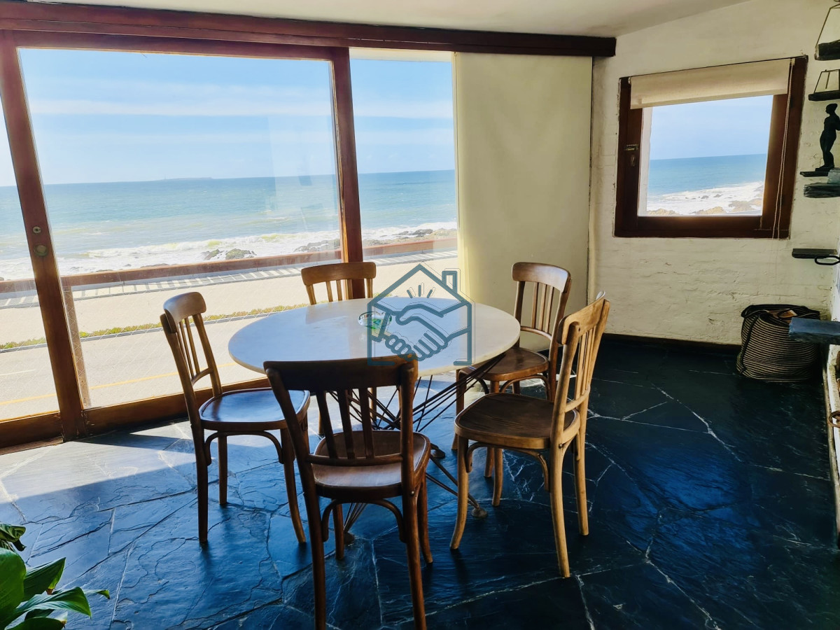 Casa ID.663/Gran-Casa-en-Venta-sobre-el-Mar-de-5-Dormitorios-y-Dependencia-en-Península,-Punta-del-Este - Gran Casa en Venta sobre el Mar de 5 Dormitorios y Dependencia en Península, Punta del Este