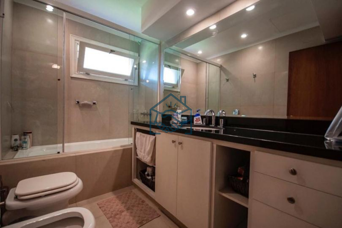 Casa ID.492/Excelente-Casa-de-4-Dormitorios-y-Piscina-a-una-Cuadra-del-Mar- - Excelente Casa de 4 Dormitorios y Piscina a una Cuadra del Mar 