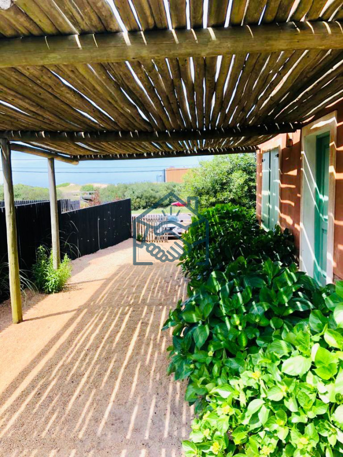 Casa ID.513/Venta-de-casa-amplia-de-construcción-sólida-sobre-primera-fila-de-Mar-en-La-Juanita,-José-Ignacio - Venta de casa amplia de construcción sólida sobre primera fila de Mar en La Juanita, José Ignacio