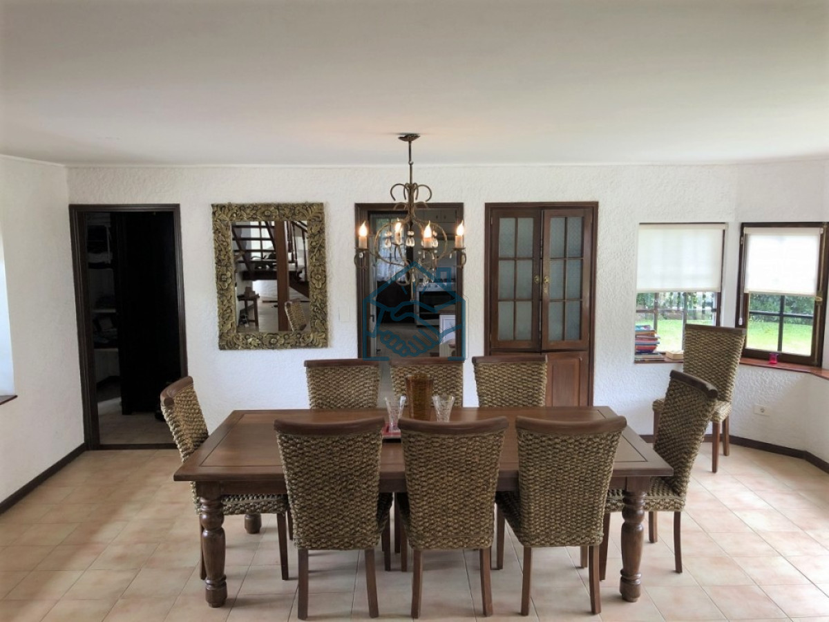 Casa ID.494/Cómoda-Casa-de-5-Dormitorios-y-Piscina-Climatizada-en-Punta-del-Este - Cómoda Casa de 5 Dormitorios y Piscina Climatizada en Punta del Este