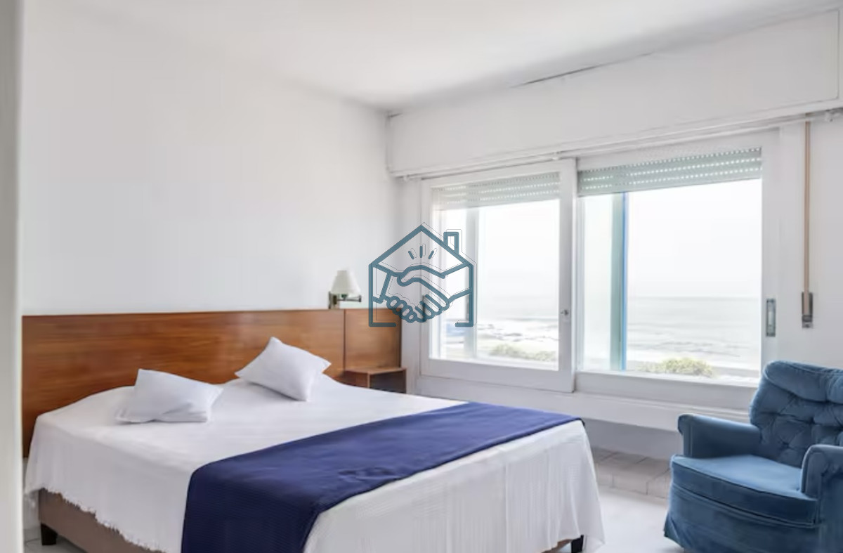 Casa ID.663/Gran-Casa-en-Venta-sobre-el-Mar-de-5-Dormitorios-y-Dependencia-en-Península,-Punta-del-Este - Gran Casa en Venta sobre el Mar de 5 Dormitorios y Dependencia en Península, Punta del Este
