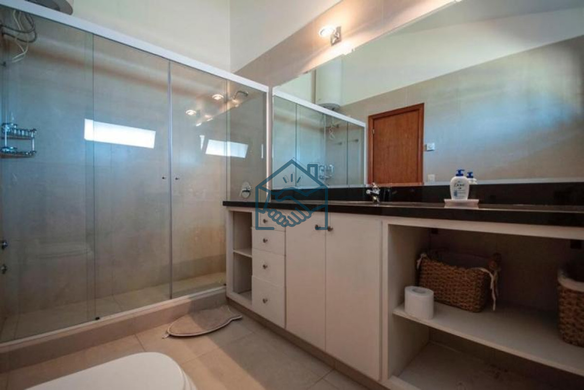 Casa ID.492/Excelente-Casa-de-4-Dormitorios-y-Piscina-a-una-Cuadra-del-Mar- - Excelente Casa de 4 Dormitorios y Piscina a una Cuadra del Mar 