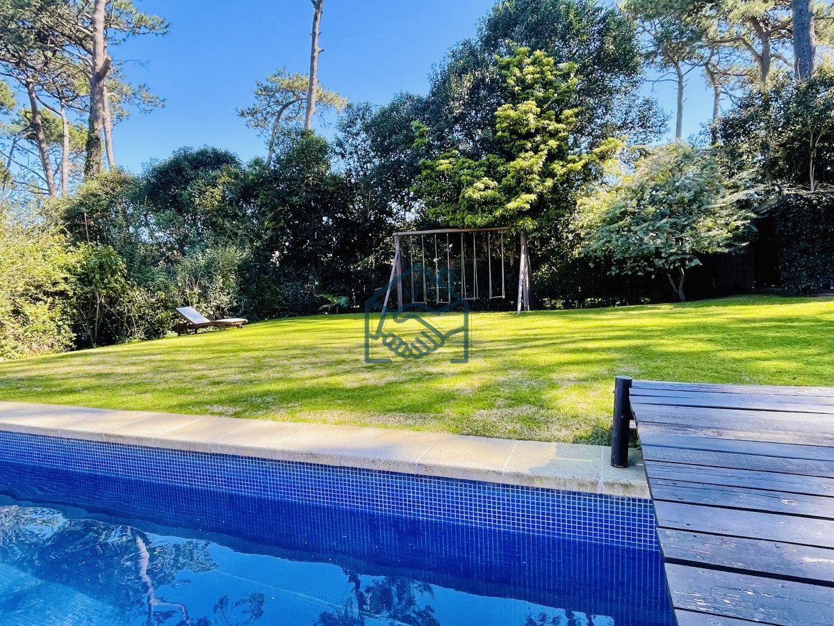 Casa ID.494/Cómoda-Casa-de-5-Dormitorios-y-Piscina-Climatizada-en-Punta-del-Este - Cómoda Casa de 5 Dormitorios y Piscina Climatizada en Punta del Este