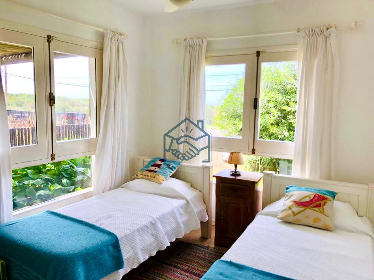 Casa ID.513/Venta-de-casa-amplia-de-construcción-sólida-sobre-primera-fila-de-Mar-en-La-Juanita,-José-Ignacio - Venta de casa amplia de construcción sólida sobre primera fila de Mar en La Juanita, José Ignacio