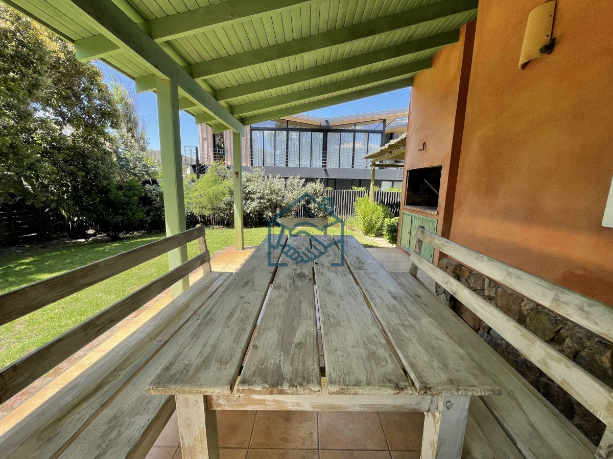 Casa ID.513/Venta-de-casa-amplia-de-construcción-sólida-sobre-primera-fila-de-Mar-en-La-Juanita,-José-Ignacio - Venta de casa amplia de construcción sólida sobre primera fila de Mar en La Juanita, José Ignacio
