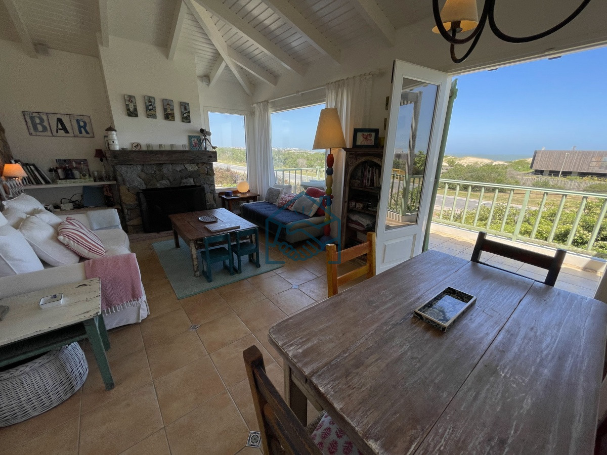 Casa ID.513/Venta-de-casa-amplia-de-construcción-sólida-sobre-primera-fila-de-Mar-en-La-Juanita,-José-Ignacio - Venta de casa amplia de construcción sólida sobre primera fila de Mar en La Juanita, José Ignacio