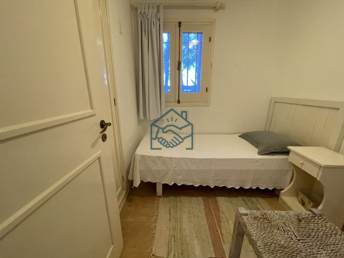 Casa ID.513/Venta-de-casa-amplia-de-construcción-sólida-sobre-primera-fila-de-Mar-en-La-Juanita,-José-Ignacio - Venta de casa amplia de construcción sólida sobre primera fila de Mar en La Juanita, José Ignacio