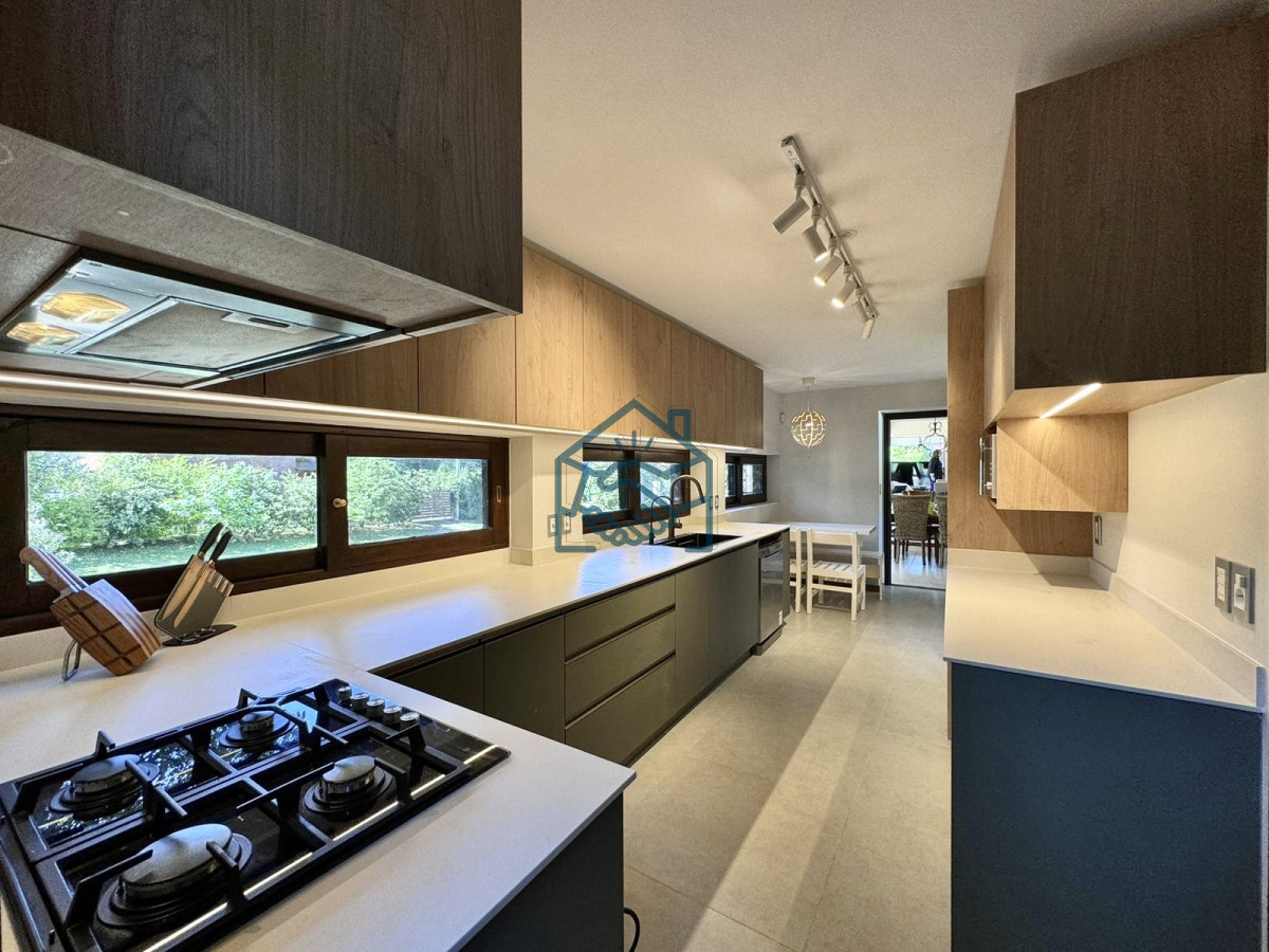 Casa ID.494/Cómoda-Casa-de-5-Dormitorios-y-Piscina-Climatizada-en-Punta-del-Este - Cómoda Casa de 5 Dormitorios y Piscina Climatizada en Punta del Este