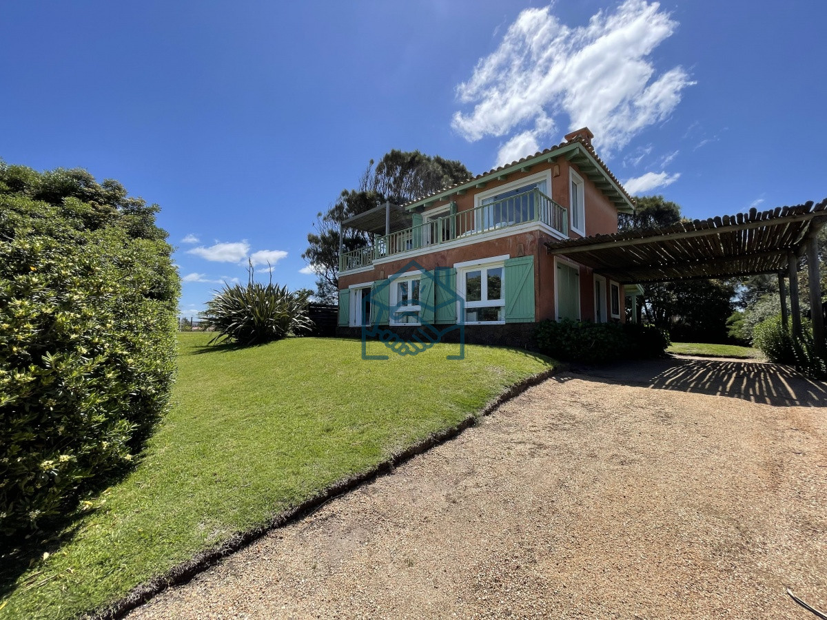 Casa ID.513/Venta-de-casa-amplia-de-construcción-sólida-sobre-primera-fila-de-Mar-en-La-Juanita,-José-Ignacio - Venta de casa amplia de construcción sólida sobre primera fila de Mar en La Juanita, José Ignacio