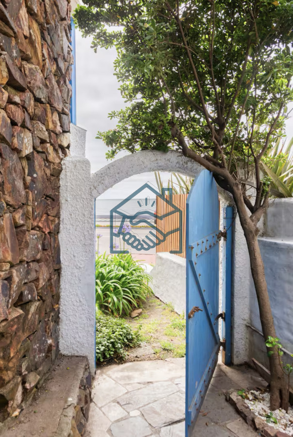 Casa ID.663/Gran-Casa-en-Venta-sobre-el-Mar-de-5-Dormitorios-y-Dependencia-en-Península,-Punta-del-Este - Gran Casa en Venta sobre el Mar de 5 Dormitorios y Dependencia en Península, Punta del Este